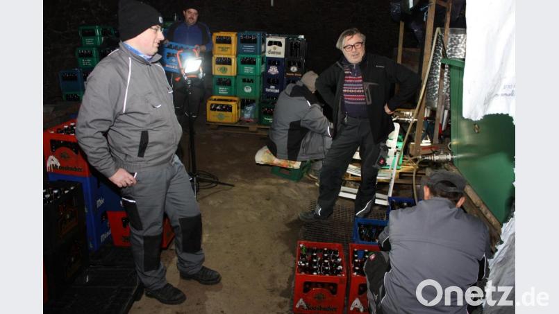 Aus den vom Markt geschaffenen Stromanschlüssen bei den Kellern am Schlossberg dürfen die Eslarner kurzzeitig Strom für Baustrahler wie hier beim Abfüllen der Hausbrauer nutzen. Bild: ui