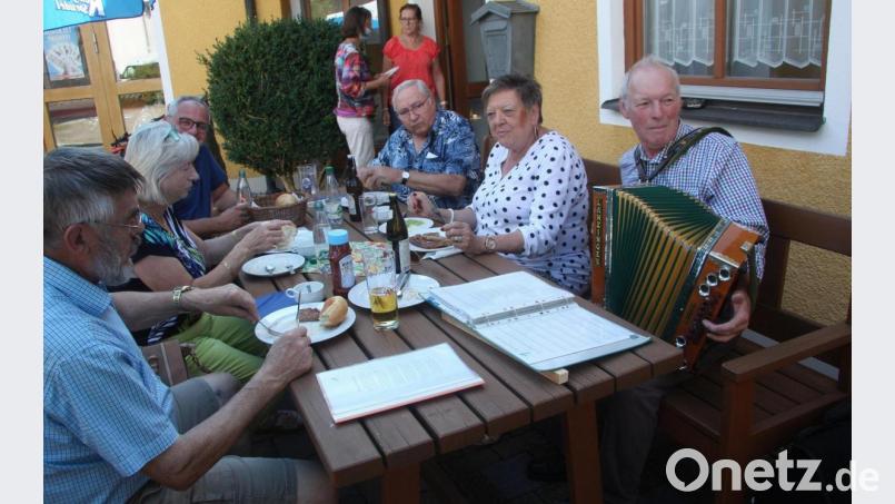 Am Tisch und entlang der Reihen spielten Karl-Heinz Wegmann (rechts), später auch Bernhard Bienert (links) mit ihren Instrumenten auf. Bild: wro