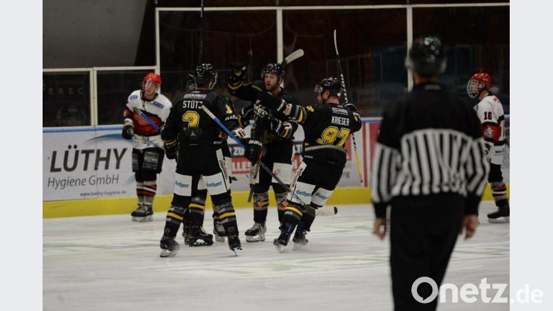 Erstes Vorbereitungsspiel des ERSC Amberg am Sonntagabend: Die Spieler jubeln nach dem 4:2-Sieg gegen Vilshofen. Bild: brü