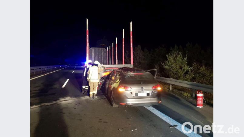 Unwahrscheinliches Glück hatte der Autofahrer, der diesen Zusammenstoß mit einem Lastwagen fast unverletzt überlebte. Bild: Feuerwehr Wiesau/exb