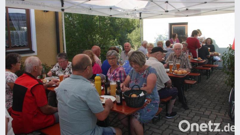 Der Pavillon war eine Leihgabe der Gesellschaft &quot;Steinwaldia&quot; Pullenreuth. In der zeltartigen Atmosphäre liessen es sich die Senioren bei Musik und einer zünftigen Brotzeit gut gehen. Bild: wro