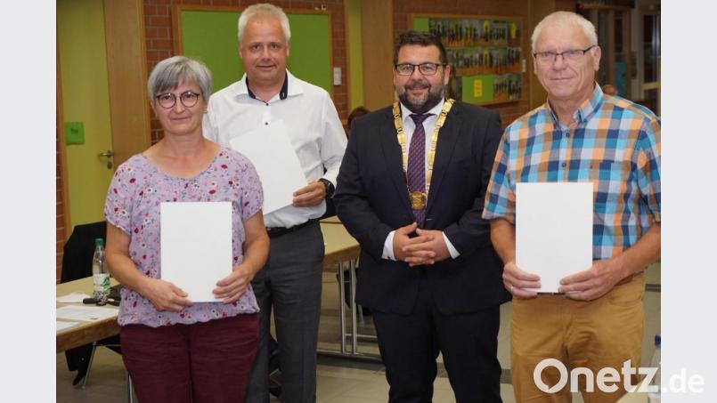 An Maria Frauenholz, Roman Melzner (von links) und Josef Prechtl überreichte Bürgermeister Thomas Kaufmann (von rechts) die Dankurkunden. Bild: bkr
