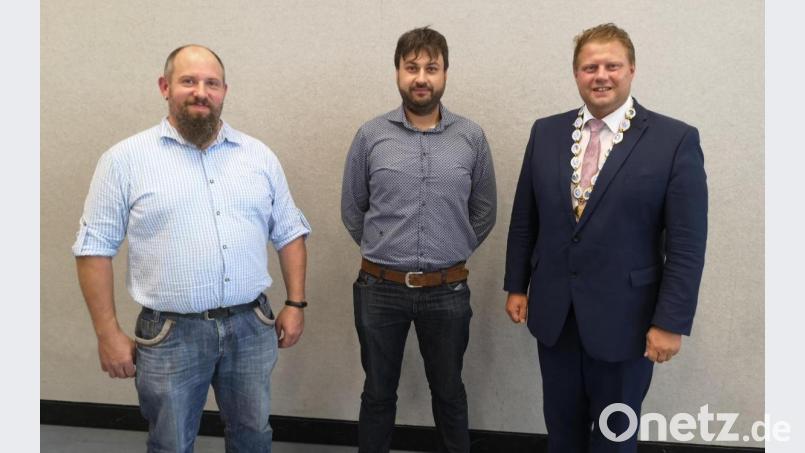 Matthias Weiß (Mitte) löste Josef Doß (links) als Ortssprecher in Großbüchlberg ab. Bürgermeister Stefan Grillmeier gratulierte Weiß zur Wahl und dankte Doß für dessen Verdienste. Bild: lnz
