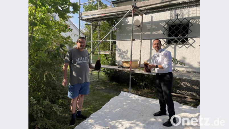 Imker Albert Sterk (links) und Pfarrer Stefan Fischer halten Bienenwaben in der Hand, die sie in der Kirche gefunden haben. Bild: wku