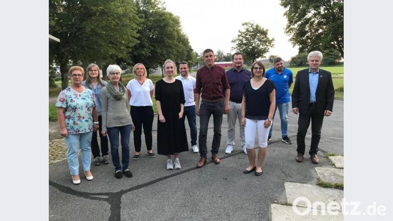Alexander Meier (Fünfter von rechts) führt zusammen mit Sabrina Lacher (Dritte von rechts) den SPD-Ortsverein Floß. Neu im jungen Vorstandsteam ist auch Kassiererin Stefanie Lindner (Fünfte von links). Eli Dreßler (Dritte von links) gab nach 14 Jahren den Vorsitz ab. Bild: Eichl
