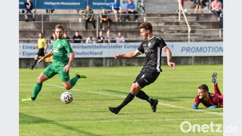 Bastian Freisinger spielte nach einem langen Pass Sands Torwart Alessandro Burkard (rechts) aus und schob zum 4:0 ein. Bild: PresseFoto Evans/Ryan Evans