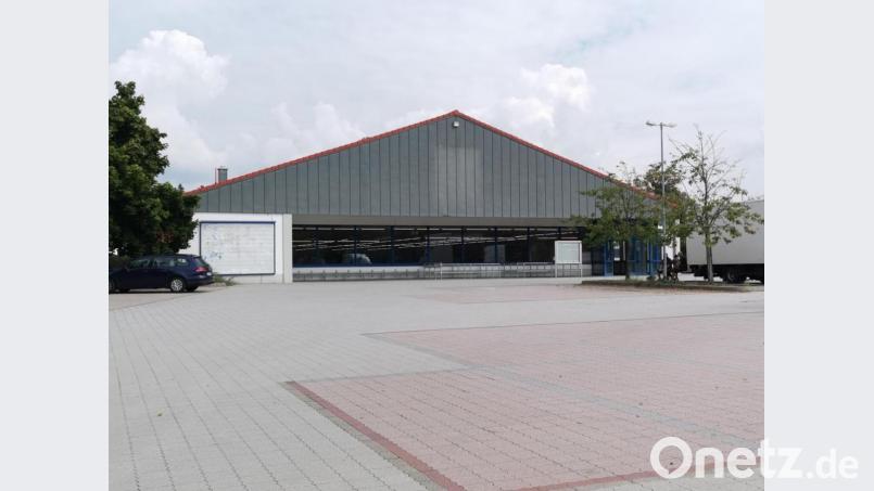 In die seit zwei Jahren leerstehende Lidl-Halle zieht ein Getränkemarkt ein. Vor der geplanten Eröffnung Mitte Oktober müssen noch die Handwerker ran. Bild: Portner