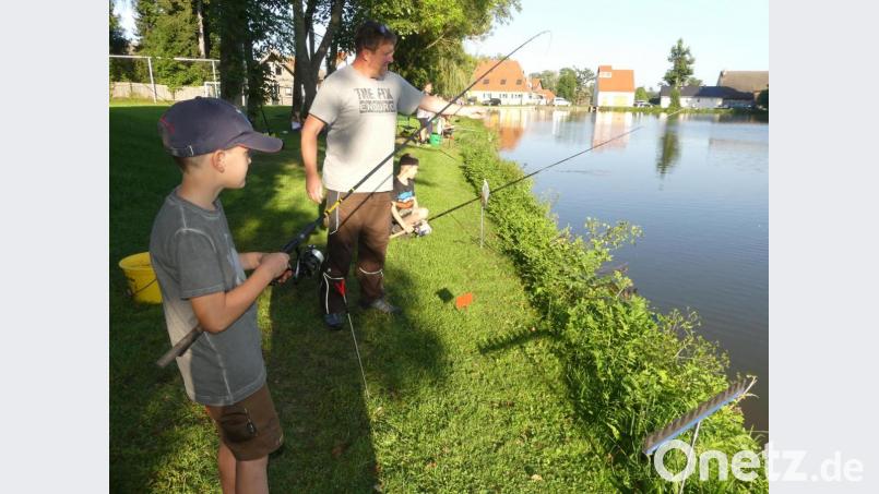 Jeweils zwei jungen Anglern stellt der Verein einen erfahrenen Sportangler zur Seite. Bild: rn