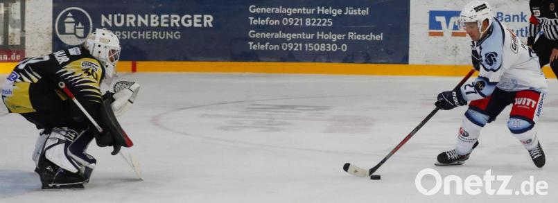 Dennis Palka (rechts) trifft zum 4:1-Anschlusstreffer und läutete damit die Aufholjagd der Blue Devils beim 5:4-Sieg gegen die Bayreuth Tigers ein. Bild: Peter Kolb