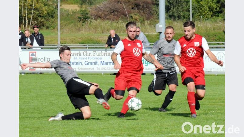 Die Konnersreuther Oliver Schicker (Zweiter von links)) und Henrik Lang (rechts) im Zweikampf mit dem Selber Julian Künzel (links). Der TSV siegte mit 1:0. Bild: heh