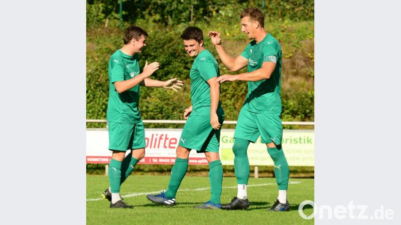 Na, das macht doch richtig Spaß: Die Stullner Dominik Linsmeier, Alexander Zuehlke und Frank Wilhelm (von links) freuen sich über eines der drei Tore. Bild: aho