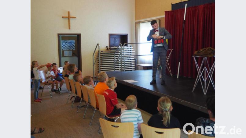 Magier Marius Koslowski ist längst eine Lokalberühmtheit und versteht es doch immer wieder aufs Neue, Kinder aber auch Erwachsene zu begeistern – so auch beim diesjährigen &quot;Dahamsam&quot;-Festival. Bild: wmi