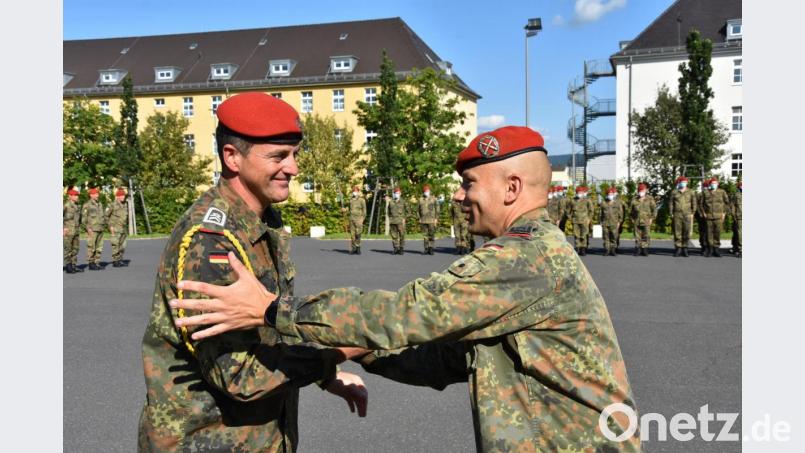 Der alte &quot;Spieß&quot; Oberstabsfeldwebel Rene Niemann (rechts) gratuliert dem neuen Stabsfeldwebel Günther Schneeberger nach Übergabe der &quot;gelben Schnur&quot; zur Amtsübernahme. Bild: Alexander Hecht/exb