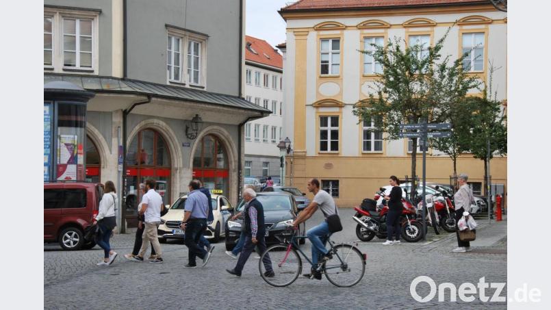 Hier am Übergang von der Rathausstraße zur Bahnhofstraße fordern die Freien Wähler einen Fußgängerüberweg. Bild: gsp