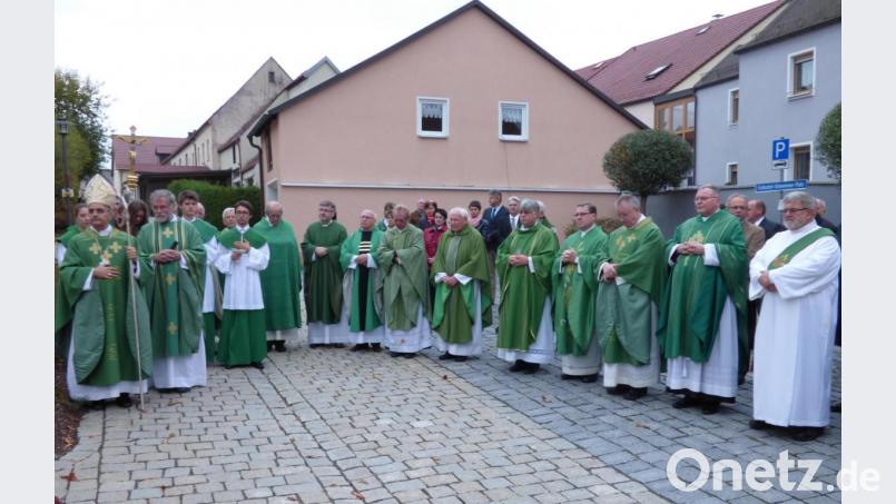 Der Apostolische Nuntius in Deutschland, Erzbischof Monsignore Dr. Nikola Eterović (links), war Hauptzelebrant in Konzelebration mit 15 weiteren Geistlichen vor sechs Jahren. Nach der Heiligen Messe ging es zur Erinnerungsstele am Erzbischof-Schwemmer-Platz. Archivbild: mng
