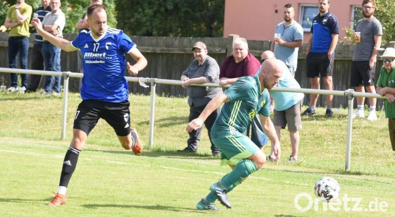 Es hatte so gut angefangen: Thomas Wildenauer (rechts) brachte den SV Mitterteich beim ASV Vach mit 1:0 in Führung. Am Ende zogen die Stiftländer aber mit 1:2 den Kürzeren und stehen nun am Tabellenende der Landesliga Nordost. Archivbild: gb