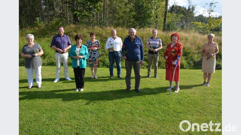 Jahrzehntelange Mitglieder ehrte die SPD Pechbrunn bei ihrer Jahreshauptversammlung. Im Bild zeigt (von links) Ingrid Köstler, MdB Uli Grötsch, Erika Hager, SPD-Kreisvorsitzende Brigitte Scharf, Roland Zeitler, Gerhard Flügel, Robert Malzer, Brigitte Seydak und Isgard Forschepiepe. Bild: jr