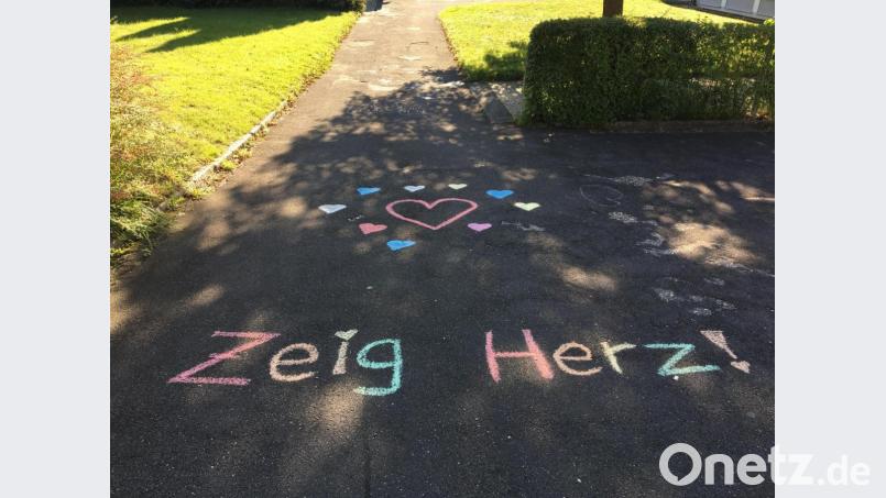 Herzen aus Straßenmalkreide zieren die Straßen der Stadt Bild: krb
