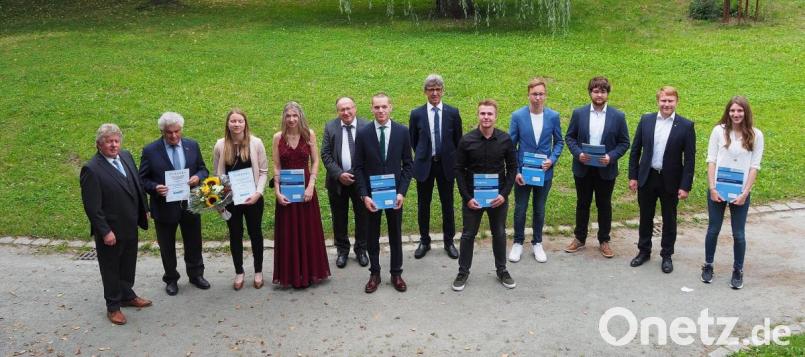 Beste Absolventen der Sommergesellenprüfung , Ausbilder und Ehrengäste der Feier. Bild: Bühner