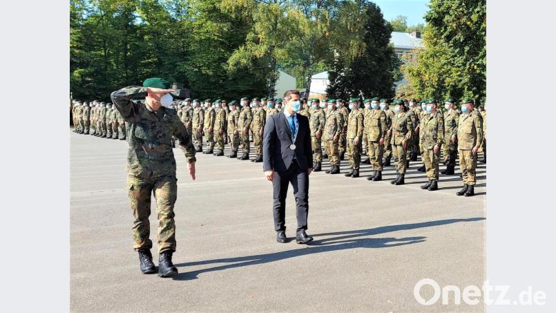 Der Kommandeur, Oberstleutnant Andreas Bleek, und der Bürgermeister der Garnisonsstadt, Rudolf Teplitzky, schritten die Formation des zum Appell angetretenen Bataillons ab. Bild: lg