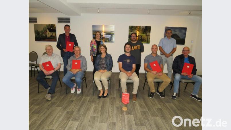 Jubilare und die neu gewählte Vorstandschaft der SPD Altenstadt: Konrad Merk, Hans Simon, Elfie Gierlinger, Vorsitzender Christian Reichl, Jens Simon, Roland Obermeier (Vorne sitzend von lInks), Bürgermeister Ernst Schicketanz, Mdl Annette Karl, Nicolas Arnold, Christian Schramek(stehend von links) Bild: adj