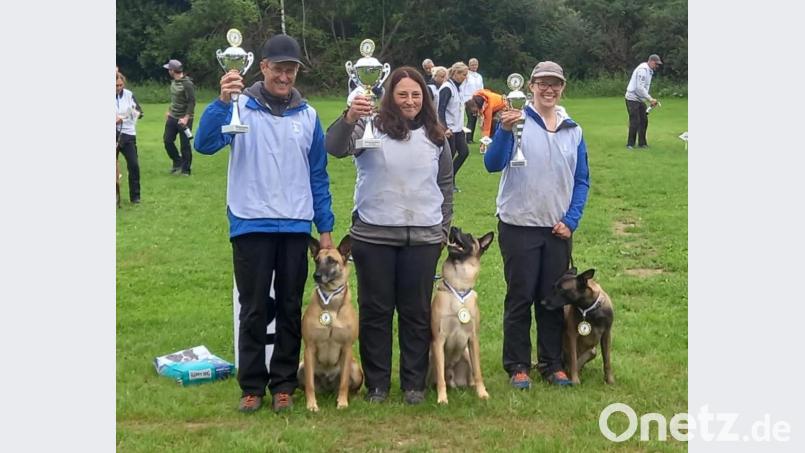 In der Mitte die Erstplatzierte und damit Bayerische Meisterin Barbara Ritecz, von den HF Weiden, mit ihrem Hund "Attila von der Klassikerstadt"; links mit dem 2. Platz und damit Bayerischer Vizemeister Franz Blasinger, vom SGV Kempten-Nord mit seiner Hündin "Elly vom Clan der Wölfe"; rechts mit dem 3. Platz Kerstin Bollig, vom HSV Gröbenzell, mit Hündin "Aica von Paccharun". Bild: Hundesportverein Hirschau/exb