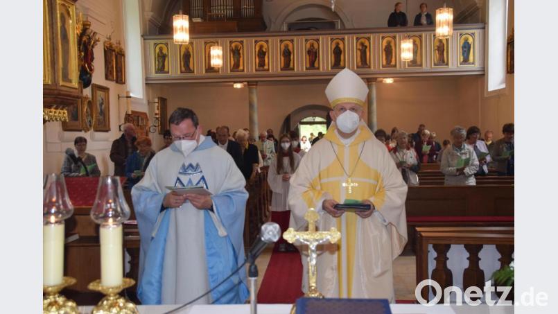 Weihbischof Reinhard Pappenberger feierte mit Pfarrvikar Christian Preitschaft und einer großen Zahl Gläubiger einen Pontifikalgottesdienst zum Abschluss der Mausbergfestwoche. Bild: swo