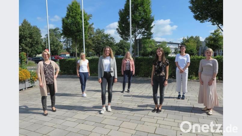 Rektorin Christine Wiesend (von links) begrüßte Stephanie Zillmann, Lehramtsanwärterin Elena Fukerider, Johanna Kuhbandner, Anja Lippiota, Nathalie Peper, und Fachlehreranwärterin Lisa-Maria Käck. Bild: jzk