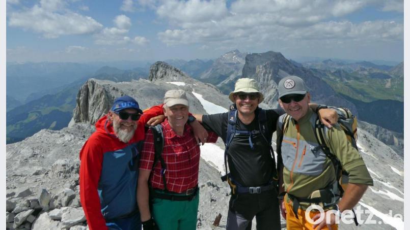 Markus Häring, Wolfgang Scheunemann, Sven Hackl und Tourenführer Rainer Rahn (von links) auf dem Gipfel der Sulzfluh. Bild: Rainer Rahn/exb