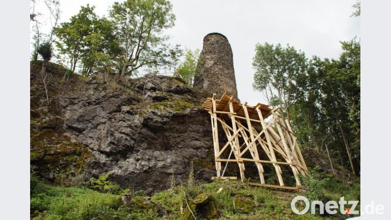 Seit vier Jahren ist das Holzgerüst an der Burgruine Reichenstein der Witterung ausgesetzt. Die Arbeiten an Stadlerns Wahrzeichen sollen bald zügig abgeschlossen werden. Archivbild: mmj