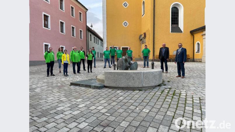 Über die Waidhauser Schützen (links) und Kegler (Mitte) hinaus, steht beim ersten Abend der Sportlerehrung Annika Kretschmer (Dritte von links) im Blickpunkt des Geschehens. Bild: fjo