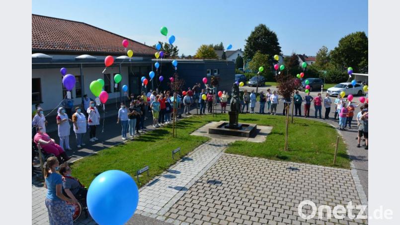 In den weißblauen Himmel stiegen die bunten Luftballons der Mitarbeiterinnen der KJF-Werkstätten Mitterteich. Bild: jr