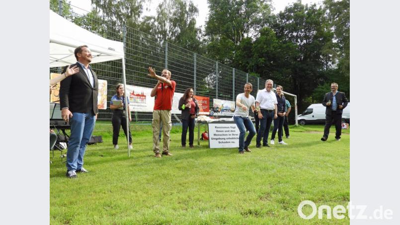 Neun Bundestagskandidaten standen beim Speed-Dating am Bolzplatz des Jugendzentrums Weiden rund 50 Jugendlichen und Erstwählern Rede und Antwort. Bild: Winkler