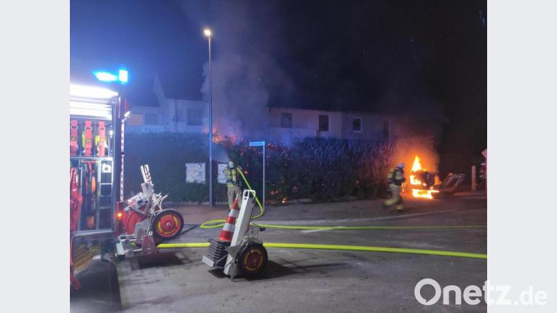 Die Freiwillige Feuerwehr Schwandorf ist mit 16 Mann ausgerückt, um das Feuer zu löschen. Bild: Holger Roidl/FFW Schwandorf