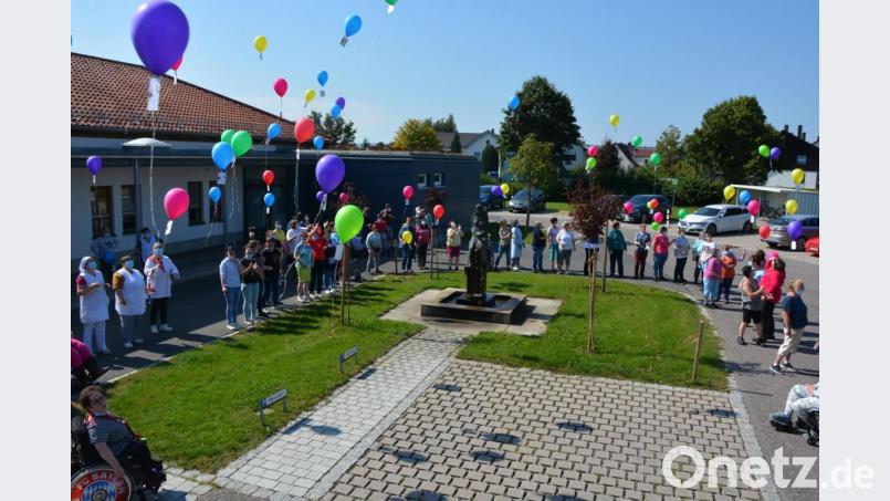In den weißblauen Himmel stiegen die bunten Luftballons der Mitarbeiterinnen der KJF-Werkstätten Mitterteich. Bild: jr