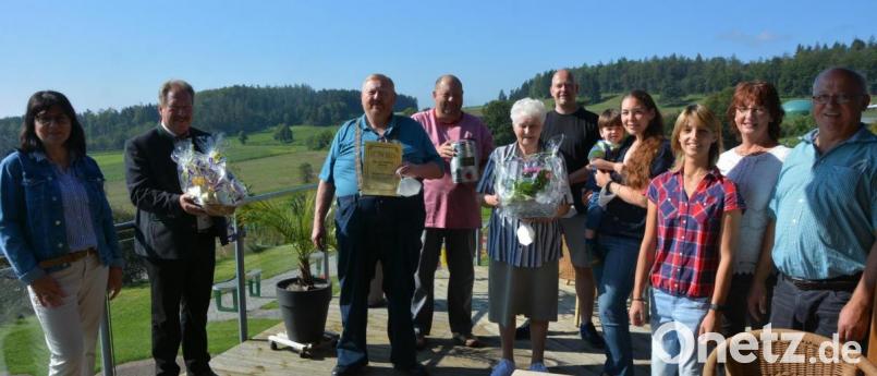 Geschenke und Dankesworte gab es jetzt für die Familie Grünberg aus Spandau, die seit 25 Jahren regelmäßig in Großbüchlberg ihren Urlaub verbringt. Über diese Treue freuten sich die Vermieterfamilie mit (von rechts) Konrad, Beate und Ramona Lang sowie (von links) Gabi Bleistein von der Touristinfo und Zweiter Bürgermeister Johann Brandl. Bild: jr