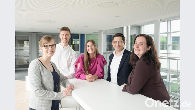 Das Personal-Team von Oberpfalz-Medien (von links): Anna Dagner, Werksstudent Philipp Ertl, Sandra Löw, kaufmännischer Leiter Johannes Zettl und Jennifer Ott. Bild: Oberpfalz-Medien/Andrea Saame