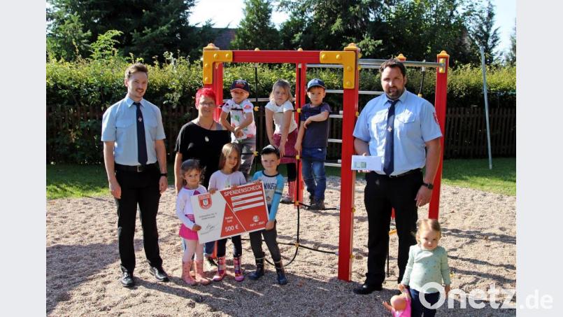 Marius Seitz (links) und Andreas Argauer (rechts) bei der Übergabe an die Kindergartenleiterin Barbara Krauthahn. Bild: jma