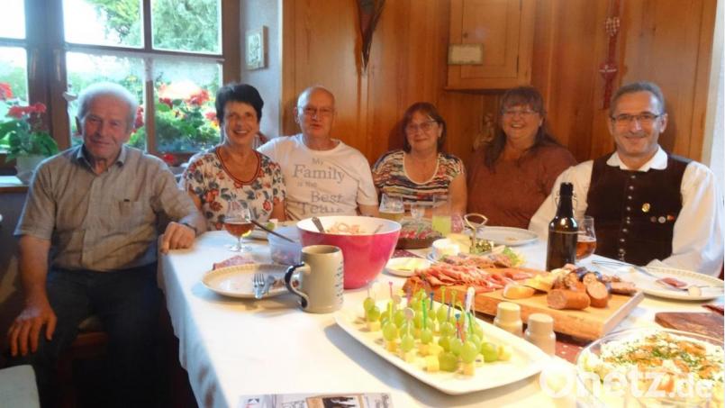 Ein deutsch-französischer Abend in Bernricht: Die Oberpfälzer Schmankerla schmecken nicht nur Werner und Hildegard Luber, sondern auch ihren Freunden Guy und Chantal Chaboche sowie Karin und Franz Niebler. Bild: hka