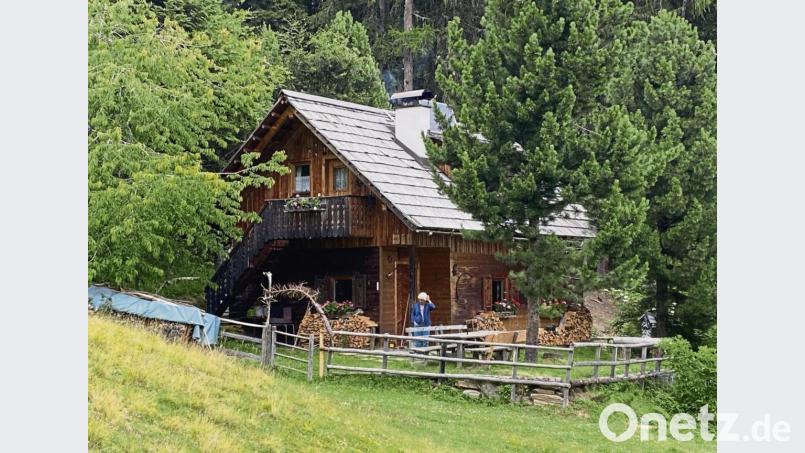 Die „Alplhütte“ liegt ruhig am Waldrand auf einer Almwiese. Bild: Joachim Hauck/dpa