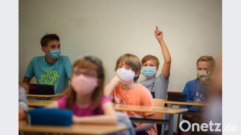 In den ersten Schulwochen müssen Schüler auch im Klassenzimmer eine Maske tragen. Symbolbild: Gregor Fischer/dpa