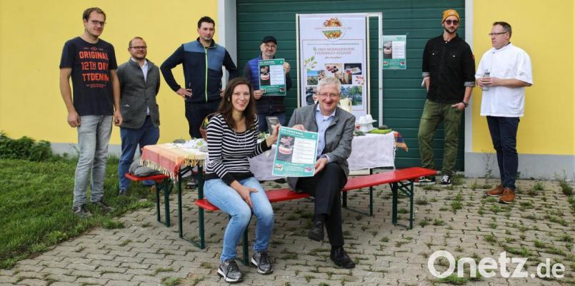 Die &quot;Bio-Genießen&quot;-Wochenende stehen. Steinwald-Allianz-Vorsitzender Bürgermeister Johannes Reger (sitzend, rechts) und die Projektmanager der Öko-Modellregion Elisabeth Waldeck (sitzend, links) sowie Günther Erhardt (Vierter von links) stellten mit den beteiligten Gastwirten das Programm vor. Mit auf dem Bild der Gastgeber der Vorstellung, Stefan Wenning (links). Bild: njn