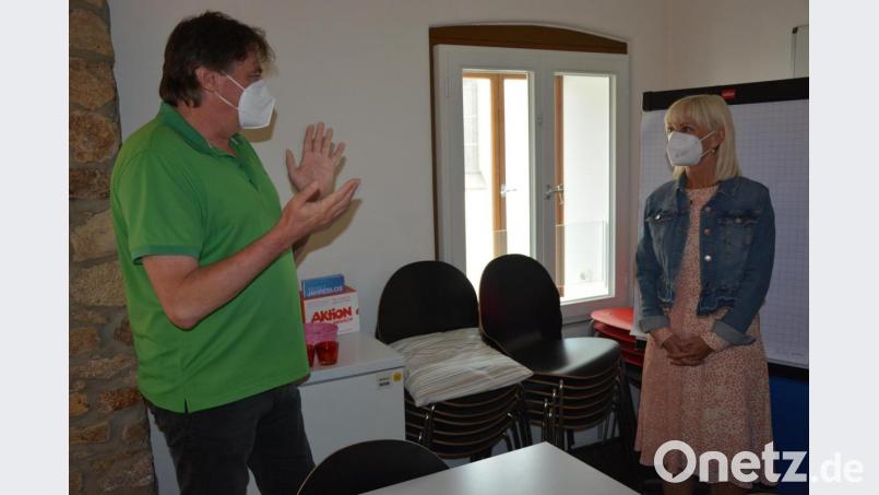 Erwin Bösl vom Familienentlastenden Dienst der Lebenshilfe gab Ministerin Carolina Trautner einen Einblick in seine Arbeit. Bild: jr