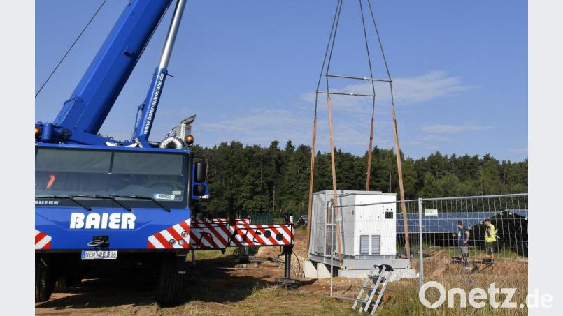 Das Herzstück der Anlage wird montiert: Der Zentralwechselrichter mit 18 Tonnen Gewicht wandelt den Strom von Nieder- in Mittelspannung um. Bild: Petra Hartl