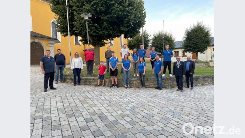 Als deutscher und bayerisccher Jugendmeister, dem obendrein das bayerische Championat gelang, steht Emilio Joel Sauer (Fünfter von links) zwischen seinen Vereinskollegen vom Kleintierzuchtverein und den &quot;Enzian&quot;-Schützen (in blauer Vereinskleidung). Bild: fjo