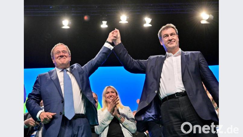 Sieger des Parteitags: Markus Söder (rechts), CSU-Chef und Ministerpräsident von Bayern, steht nach dessen Rede mit Armin Laschet (links), Unions-Kanzlerkandidat und CDU-Vorsitzender, auf der Bühne. Es war der erste Präsenzparteitag der CSU seit dem Ausbruch der Corona-Pandemie. Bild: Peter Kneffel/dpa
