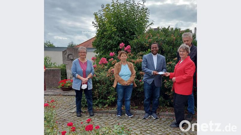 Monika Richter und Helferinnen übergeben die Spende an Pfarrvikar Edwin Ozioko. Bild: Bertwin Fleck/exb