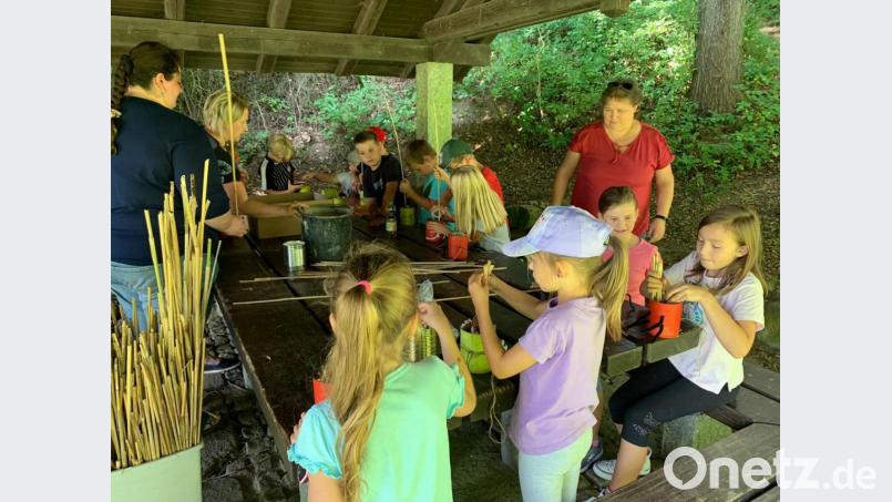 Aus Konservendosen fertigten die Kinder im Ferienprogramm der Bücherei Insektenhotels. Bild: gi