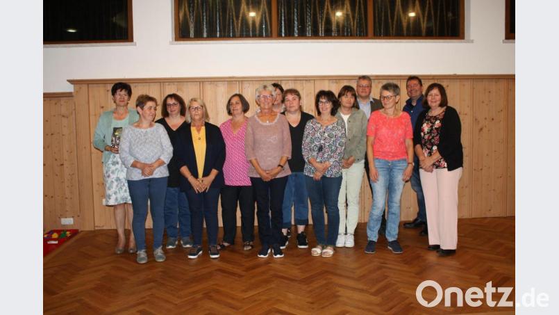 Die langjährige Vorsitzende Irmgard Bauer (links) wurde in der Jahreshauptversammlung verabschiedet. Nun leiten Manuela Nickl, Irmi Diepold und Christa Schmidt den KDFB- Zweigverein Oberbibrach/Münchsreuth. Bild: edo
