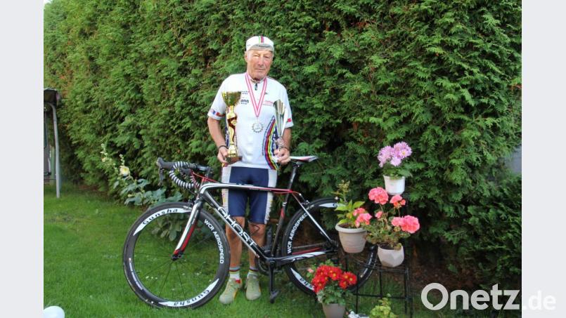 Zwei Pokale brachte der Waldsassener Radrennfahrer Gerhard Rozanowske vom Weltcup aus St. Johann (Tirol) mit in die Klosterstadt. Im Sprint wurde er Dritter, im Einzelzeitfahren sogar Zweiter. Bild: kro